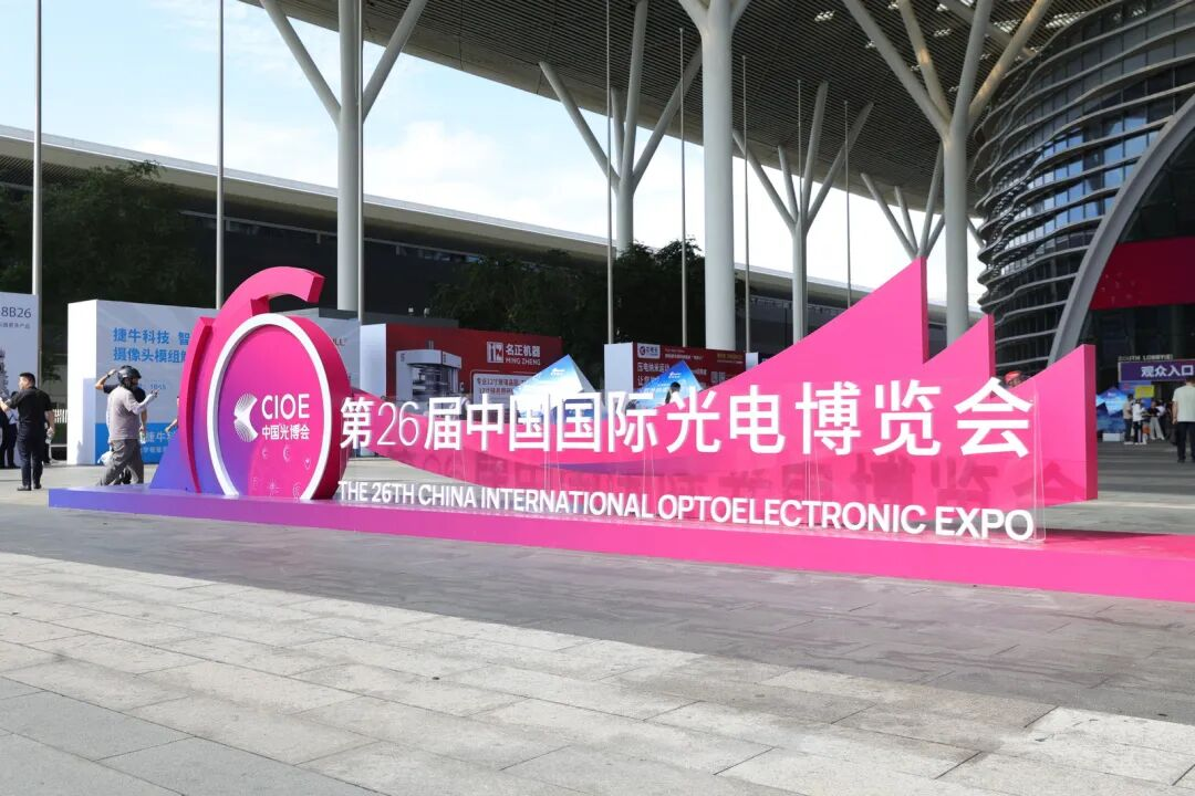 鸿石智能亮相2025光博会！极光耀影XC6全彩光机震撼登场